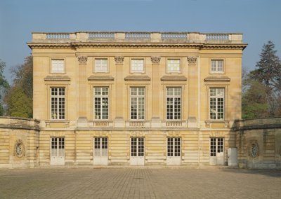 Vista de la fachada del patio del Petit Trianon, construido 1762-64 de Jacques Ange Gabriel